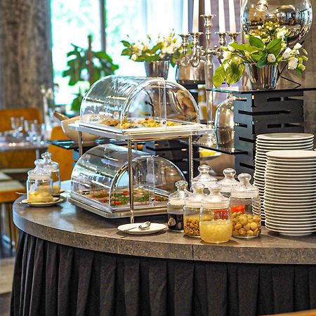 Willa Port Ostroda Luaran gambar A buffet at a hotel