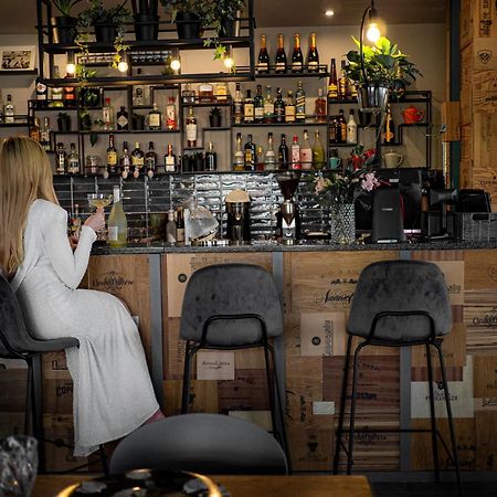 Willa Port Ostroda Luaran gambar A woman sitting at a bar