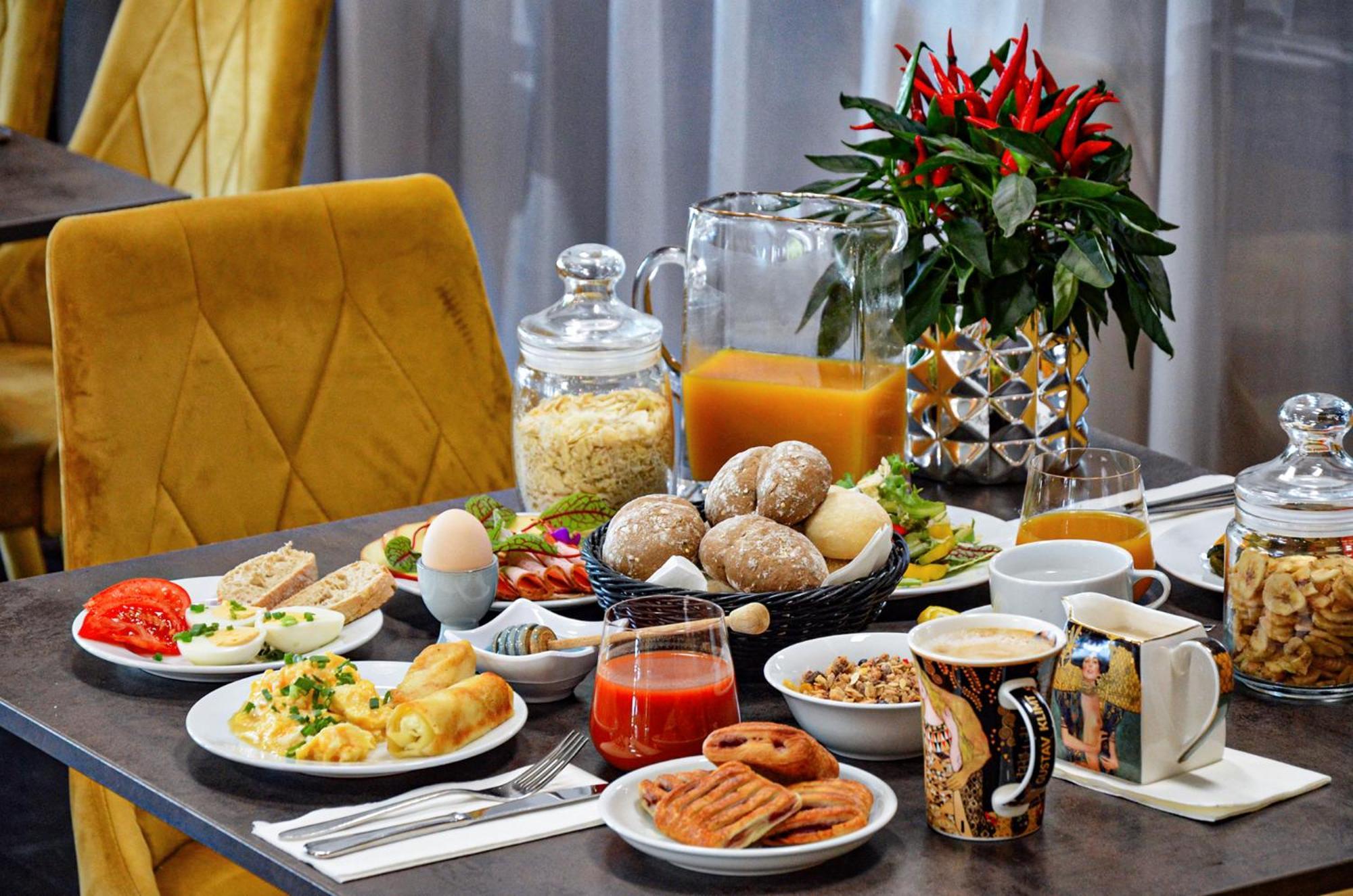 Willa Port Ostroda Luaran gambar A typical Israeli breakfast