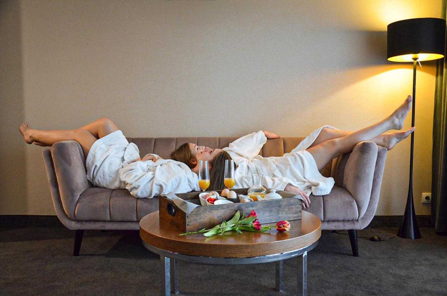 Willa Port Ostroda Luaran gambar A woman relaxing at a spa