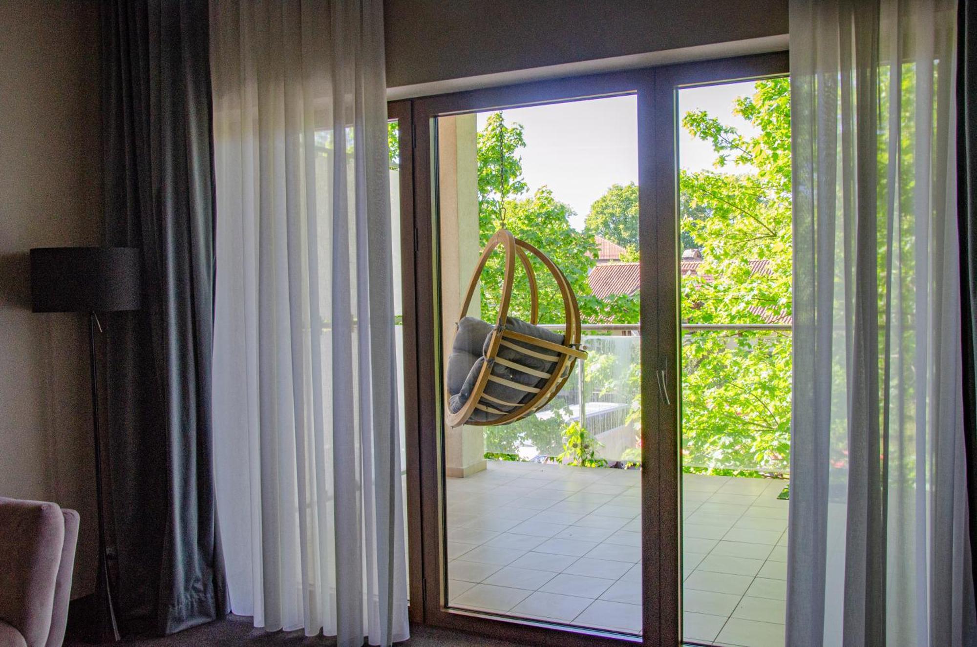 Willa Port Ostroda Luaran gambar A hanging chair