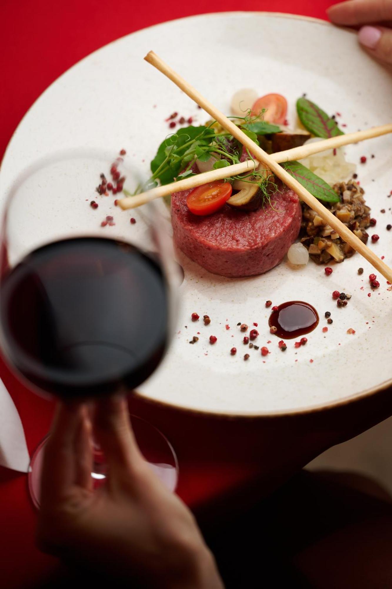 Willa Port Ostroda Luaran gambar A steak and wine dinner