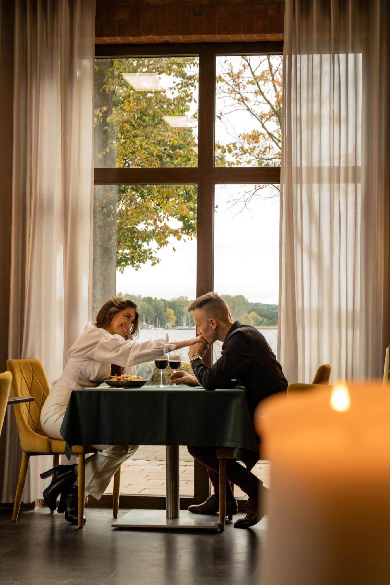 Willa Port Ostroda Luaran gambar A couple on a date