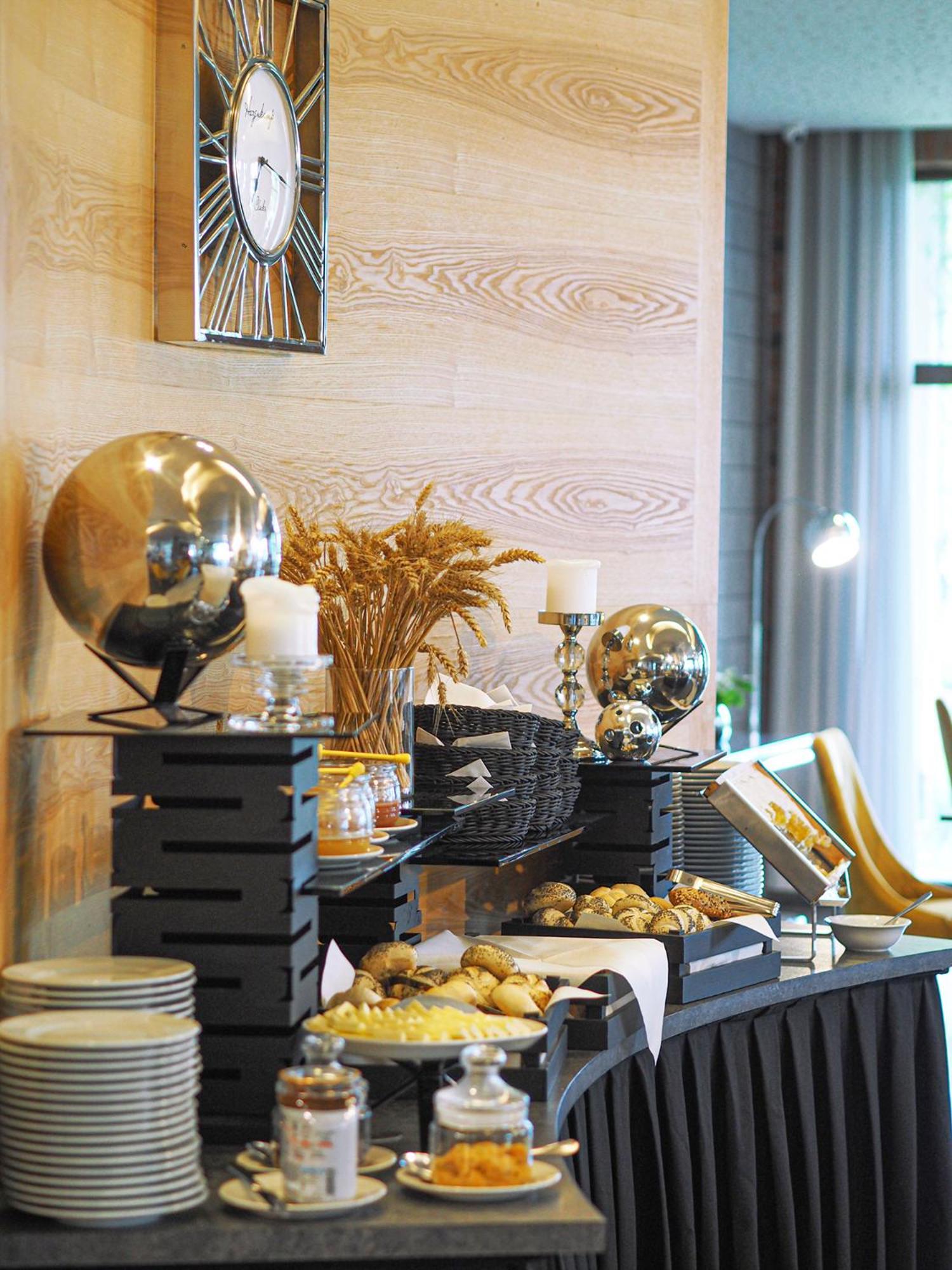 Willa Port Ostroda Luaran gambar A buffet at a hotel