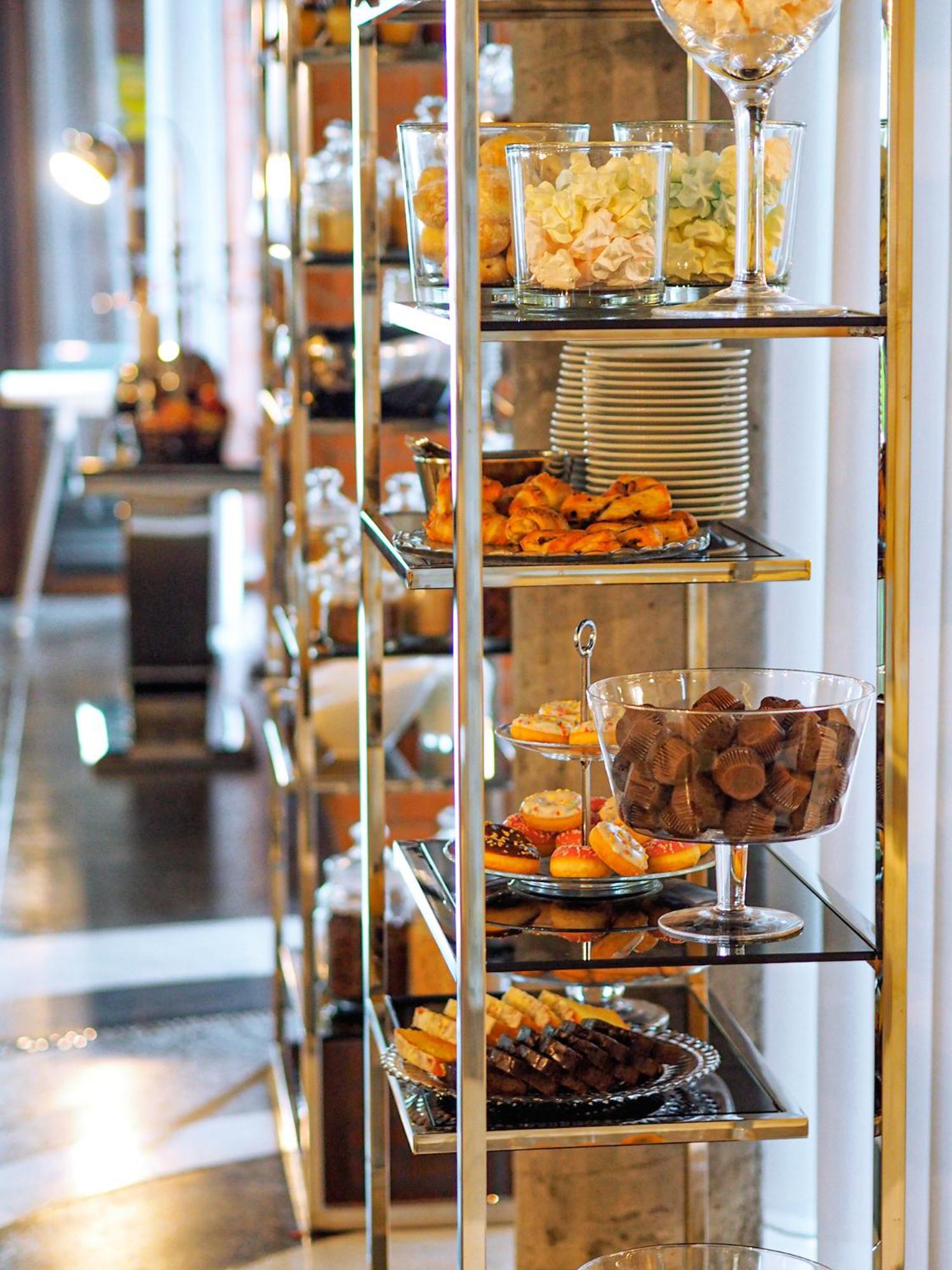 Willa Port Ostroda Luaran gambar A dessert cart