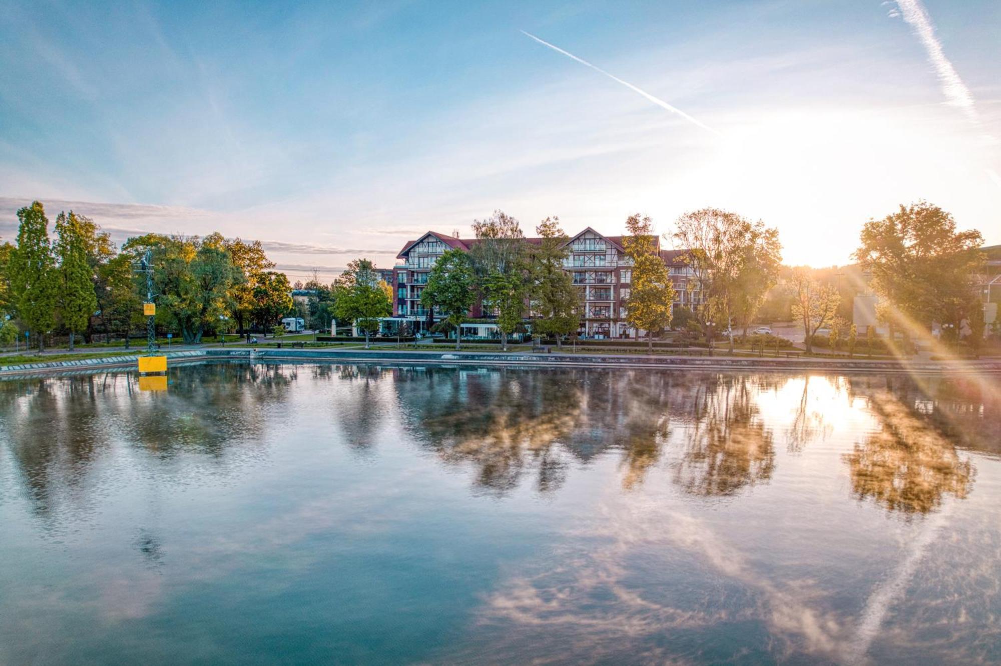 Willa Port Ostroda Luaran gambar The lake at the campus of the University of Applied Sciences and Medical University of Southern Tyrol