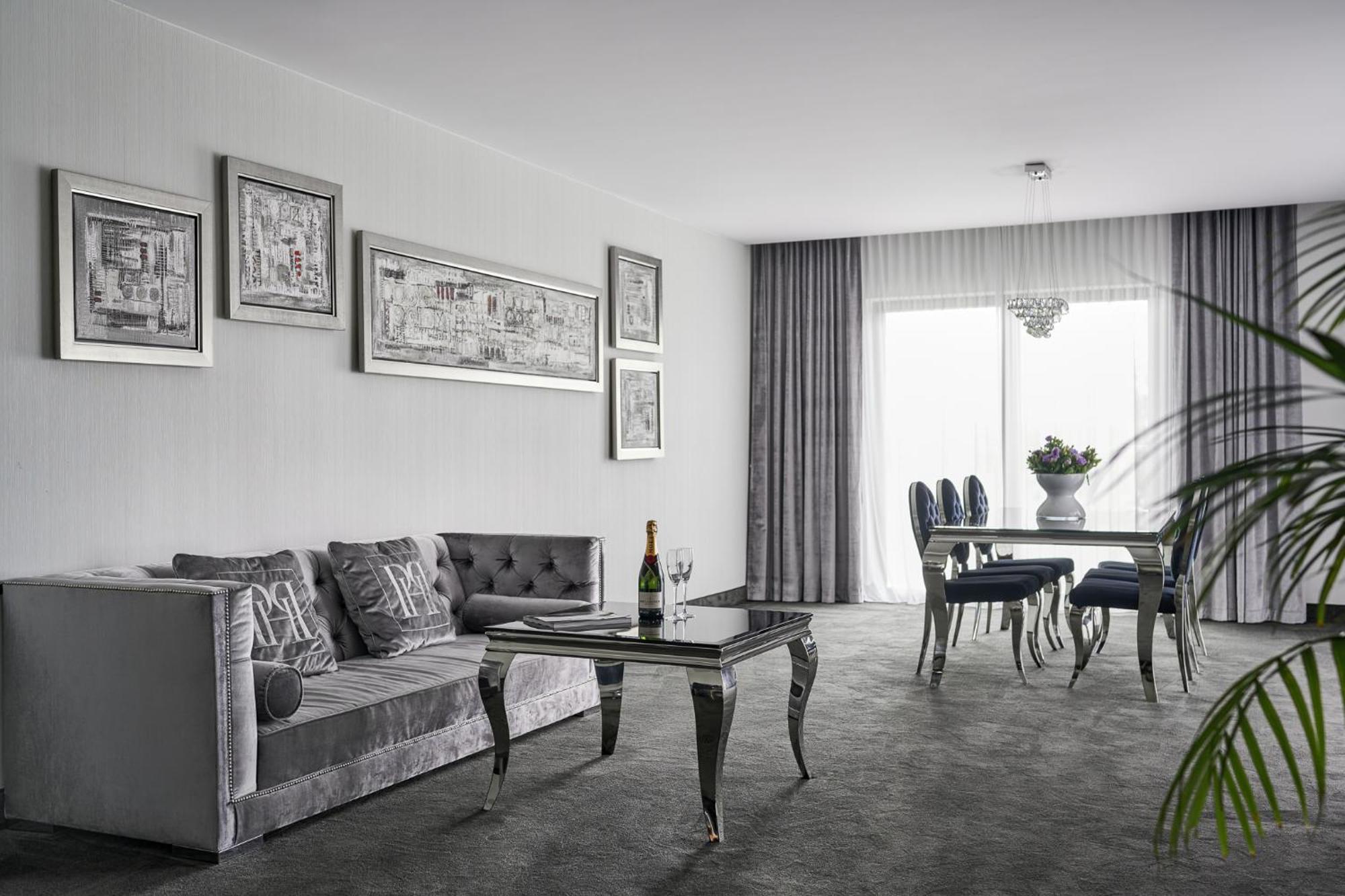 Willa Port Ostroda Luaran gambar A living room with a carpet floor